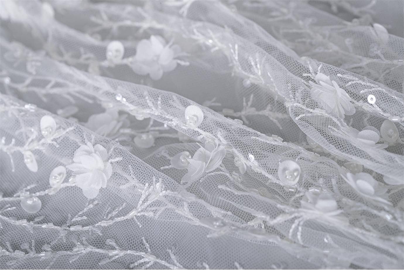 Tulle ricamato bianco con fiorellini applicati, | new tess tessuti online