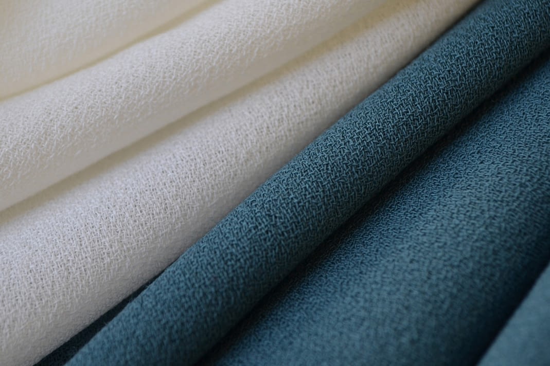 Nouveau Homme Bleu Marine Ivoire 100% laine Crêpe Imprimé à gros caractères tissu visible sur la passerelle 55"