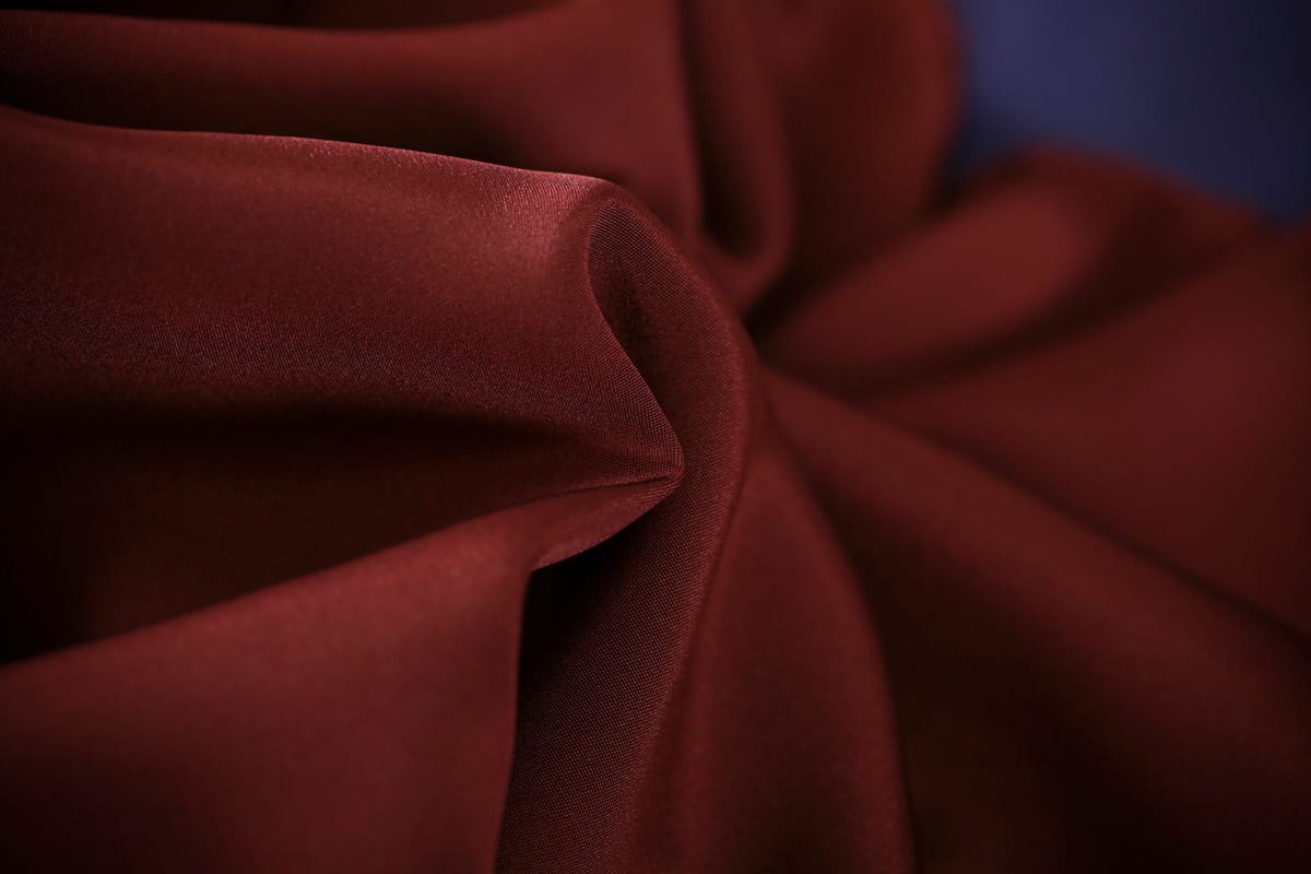 Tessuto cady bordeaux di pura seta per abbigliamento e moda | new tess