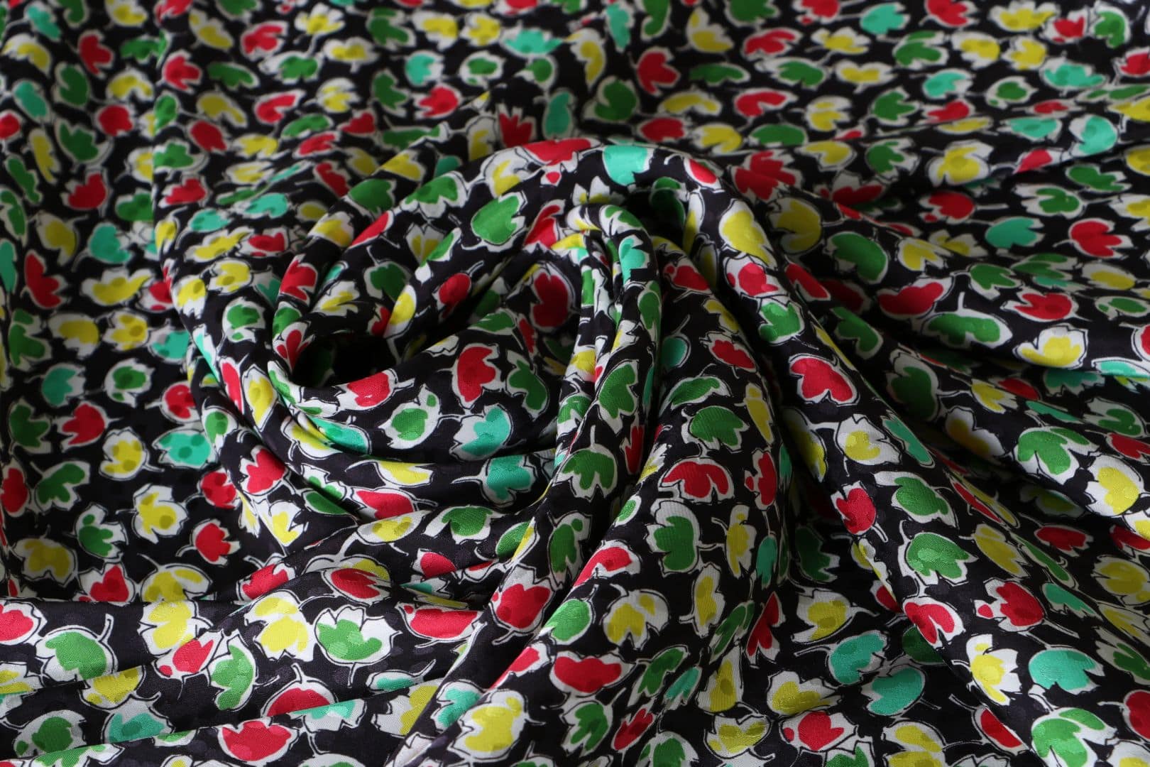 Tessuto Multicolore, Nero, Rosso, Verde in Seta, Viscosa per abbigliamento