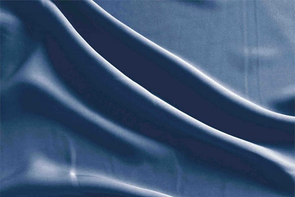 Tessuto microfibra poliestere fluida di colore blu jeans per abbigliamento