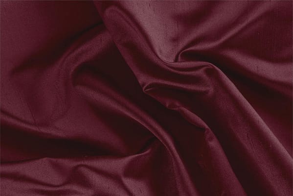 Tessuto Raso Shantung Viola Vino in Seta per abbigliamento