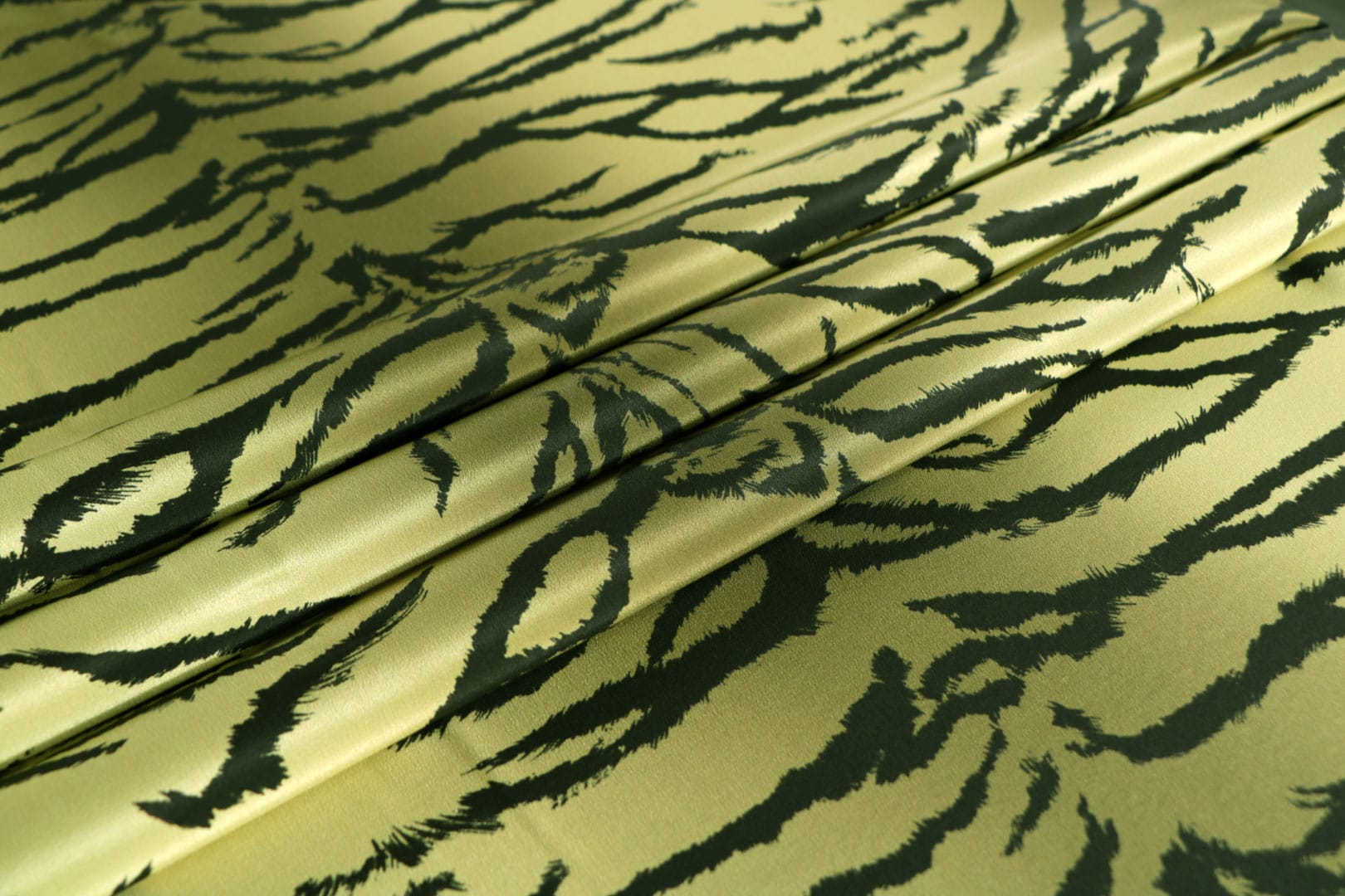 Tessuto Crêpe de Chine Verde in Seta per abbigliamento