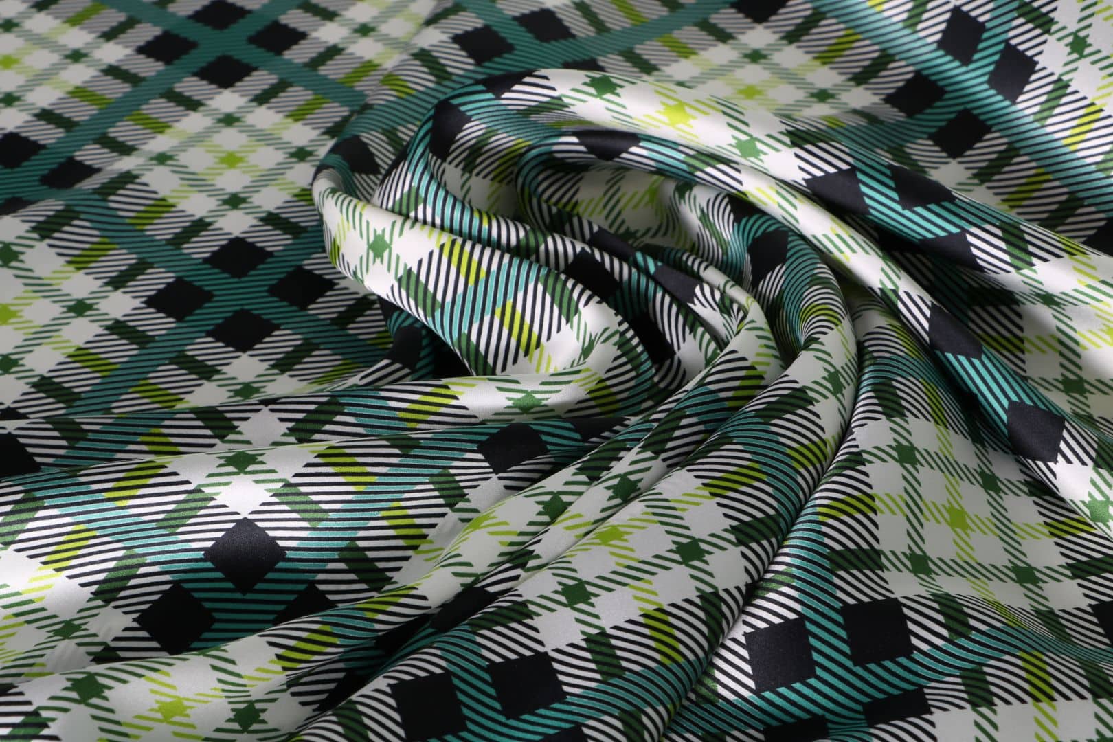 Tessuto Crêpe Satin Verde in Seta per abbigliamento