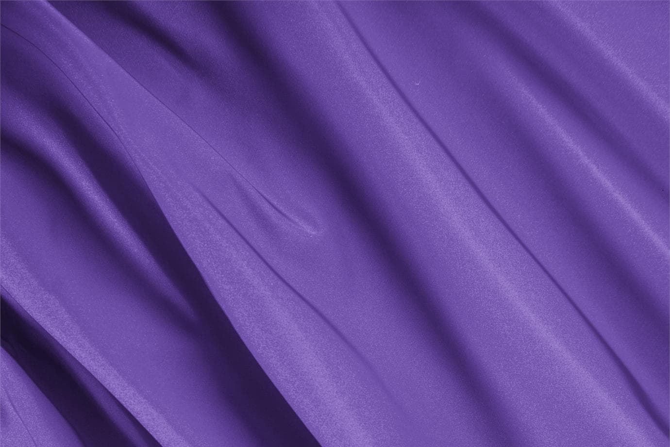 Tessuto Radzemire Viola Iris in Seta per abbigliamento