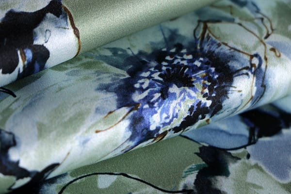 Tissu Crêpe Satin Bleu, Vert en Soie pour vêtements