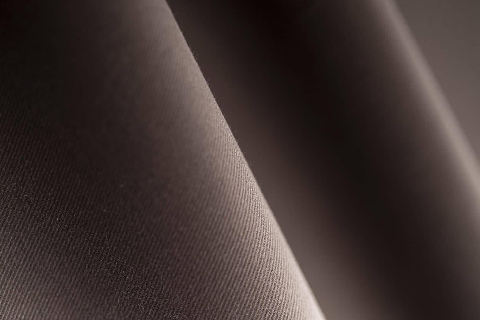 Beaver brown three-dimensional gabardine fabric in stretch cotton