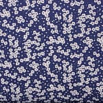 Tissu fleuri en popeline de coton imprimé sur un fond bleu | new tess