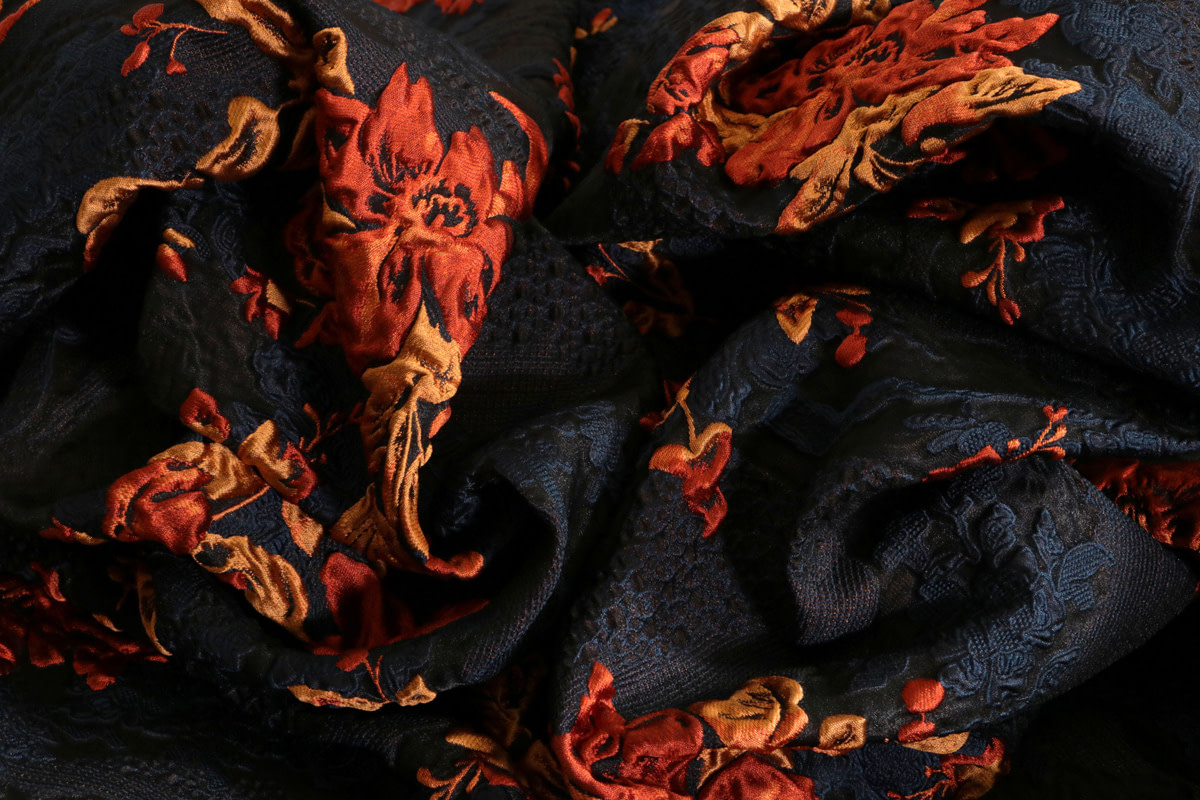 new tess black and orange floral fabric | Tessuto nero e arancio a fiori | Tissu noir et orange avec fleurs