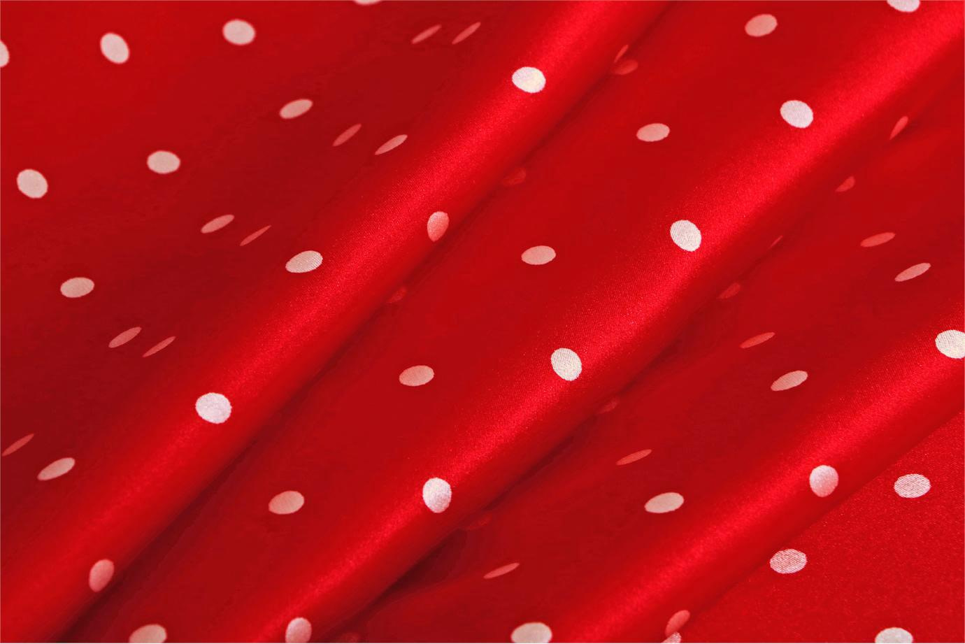 Tissu satin envers de soie avec petits pois blancs sur fond rouge