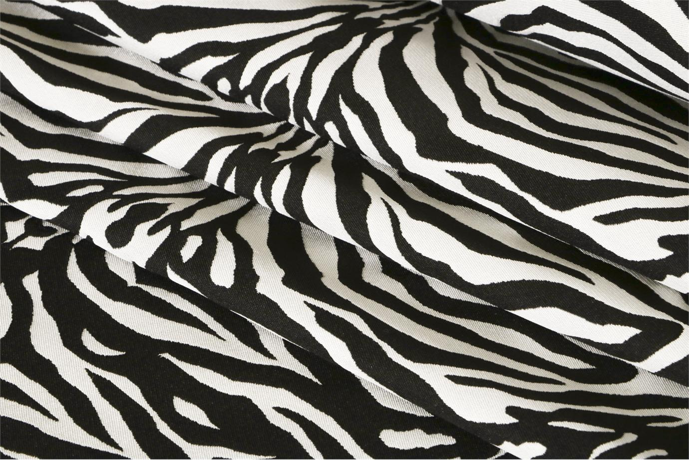 Black, White Polyester, Silk Apparel Fabric UN001009