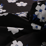 Tissu fleuri en popeline de coton imprimé sur fond noir | new tess