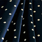 Tissu satin envers de soie avec petits pois blancs sur fond bleu