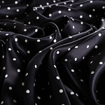 Tissu satin de soie avec motif à petits pois sur fond noir - new tess