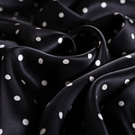 Tissu crêpe satin de soie imprimé noir à pois blancs pour la couture et l'habillement - new tess