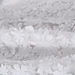 Tulle blanc avec des fleurs appliquées | new tess