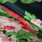 Tissu Crêpe de Chine Noir, Rouge en Soie pour vêtements