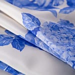 Tessuto Crêpe de Chine Bianco, Blu in Seta per abbigliamento