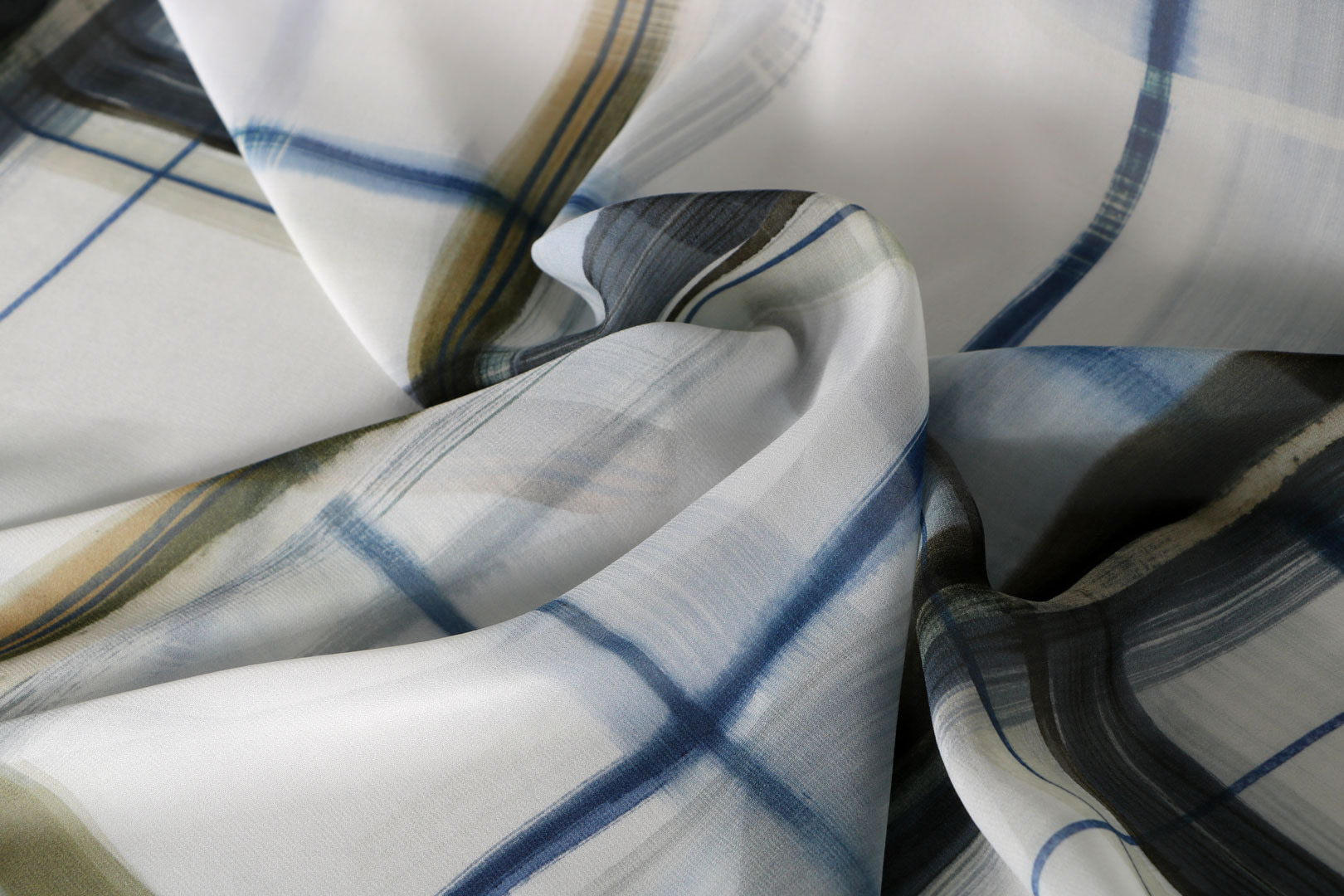 Tessuto Georgette Bianco, Blu in Seta per abbigliamento