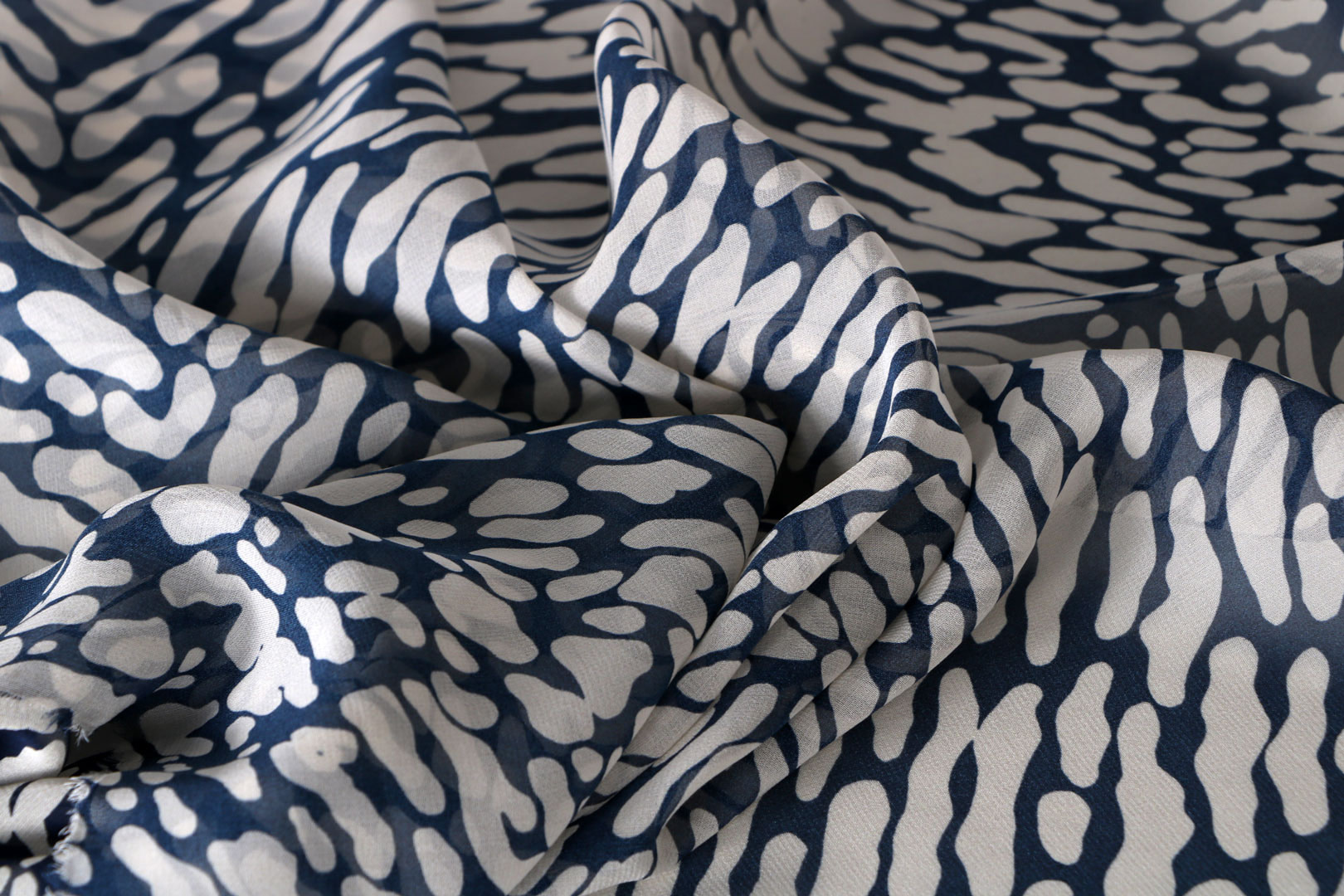 Tessuto Georgette Bianco, Blu in Seta per Abbigliamento ST000253