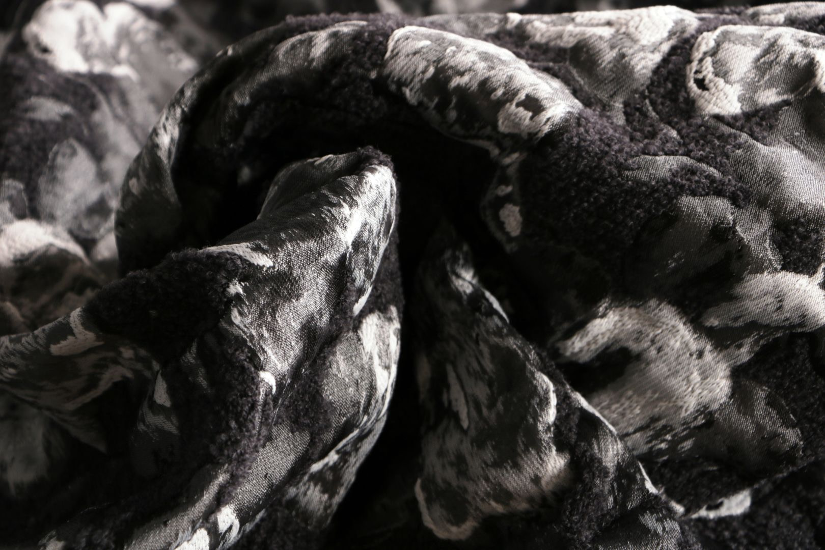Black, Gray Polyester, Silk, Wool Apparel Fabric UN001149
