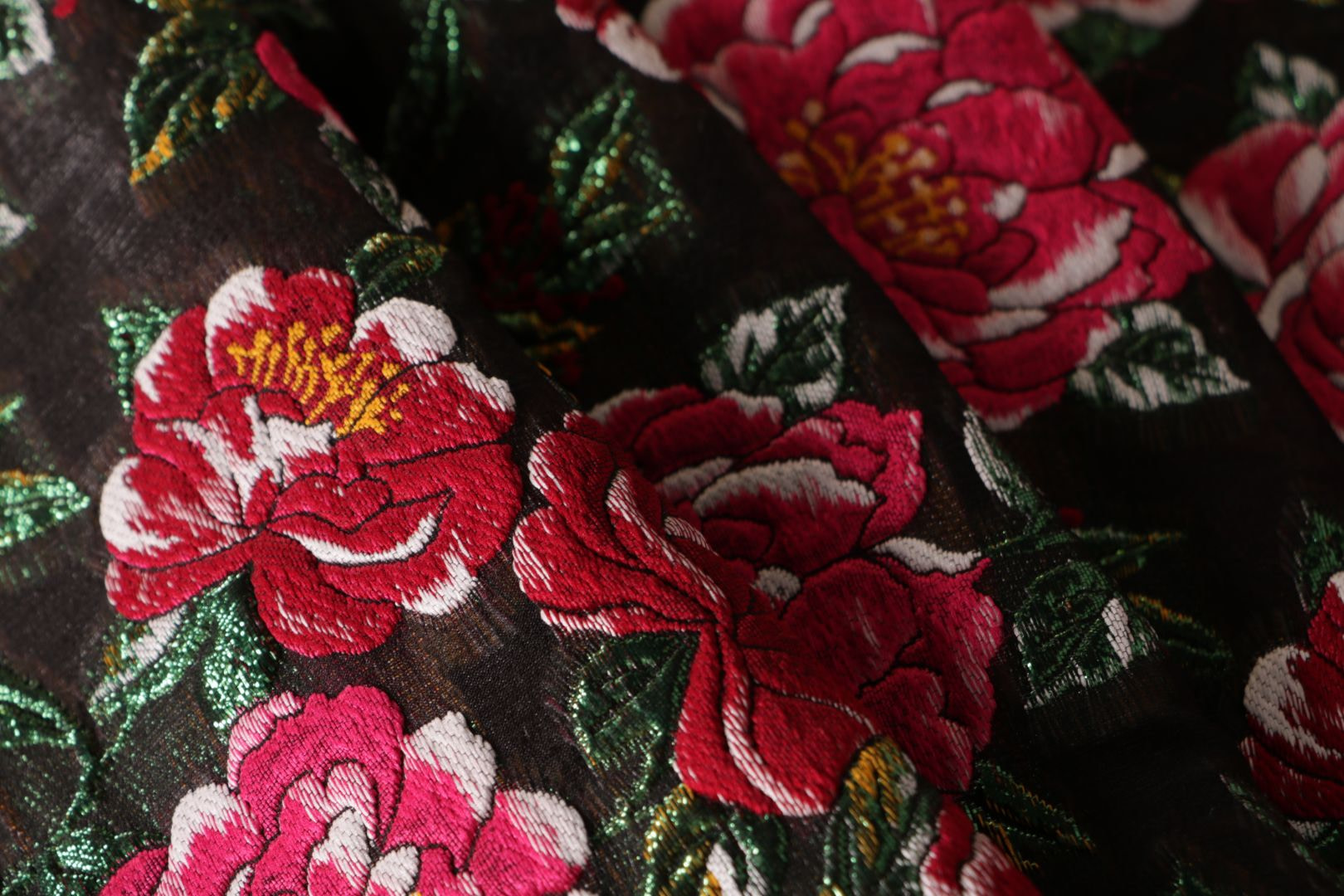 Black, Red Polyester, Silk Apparel Fabric UN001124