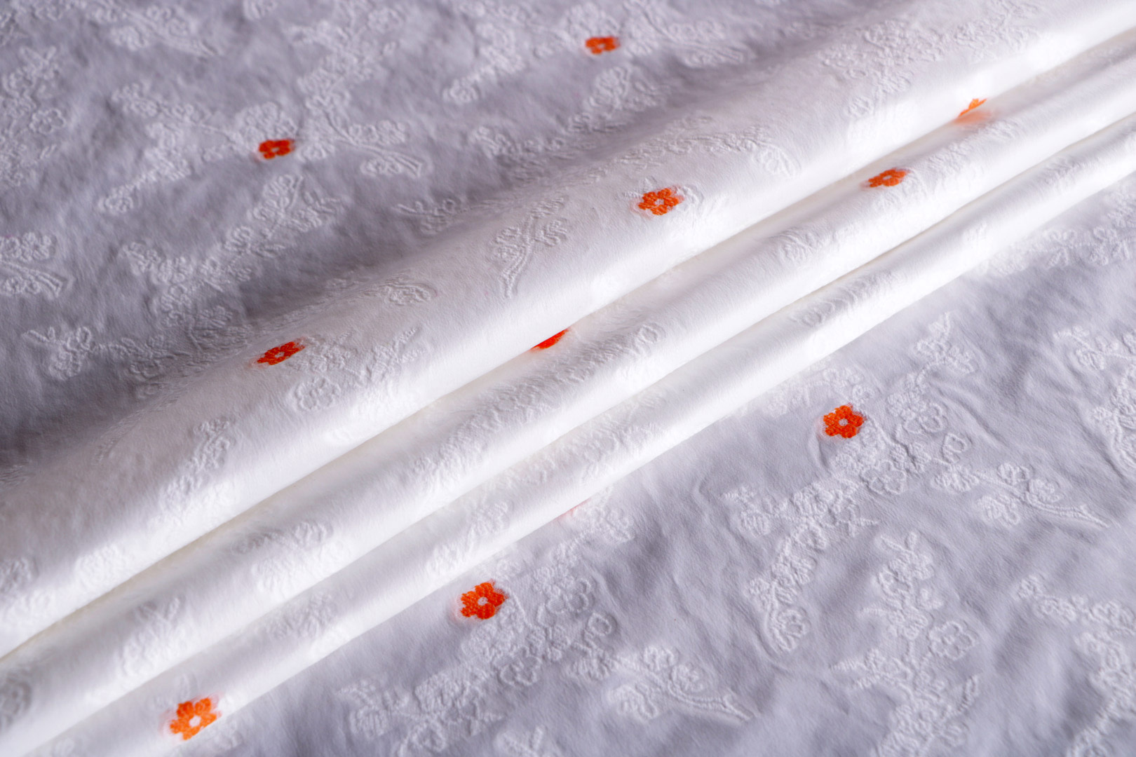 White Cotton, Polyester, Silk Apparel Fabric UN001365