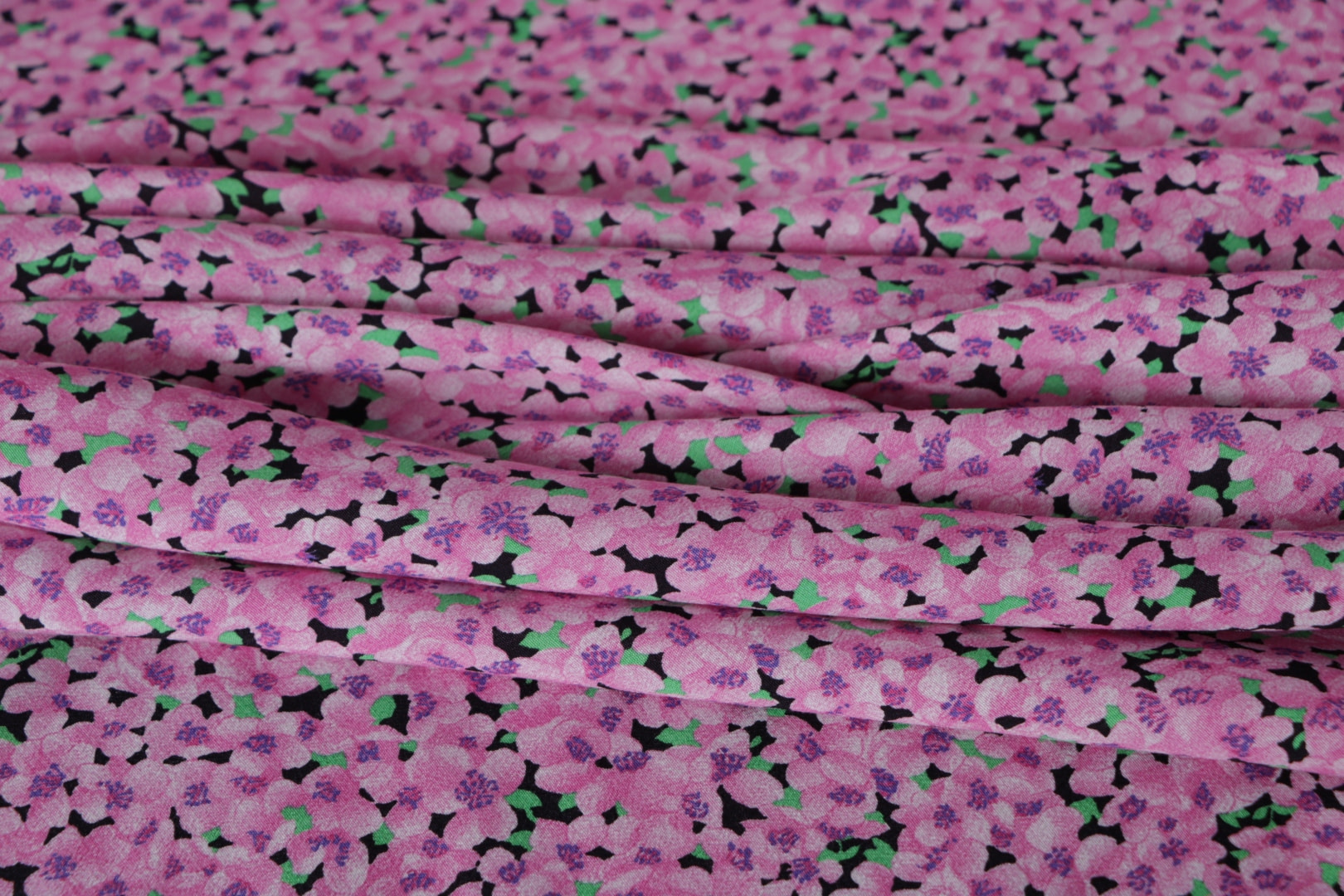 Tessuto Rosa in Viscosa per abbigliamento