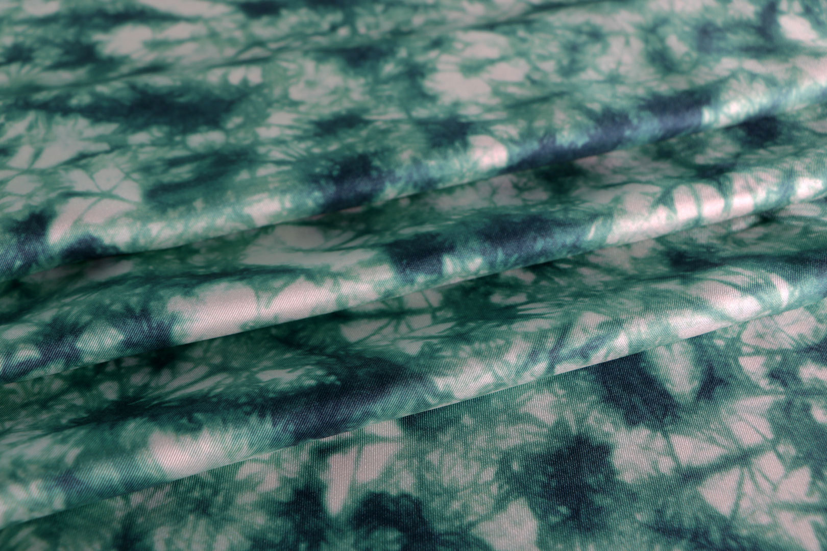 Tessuto Verde in Seta per Abbigliamento ST000404