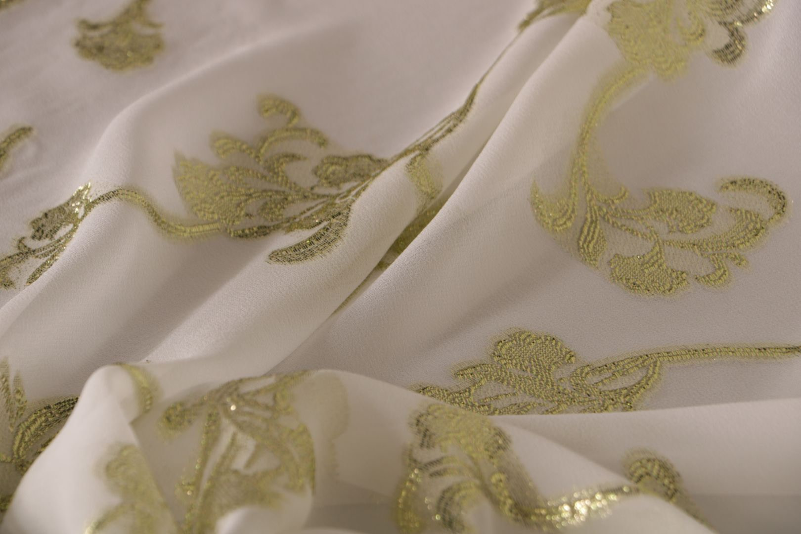 Green, White Polyester, Silk Apparel Fabric UN001175