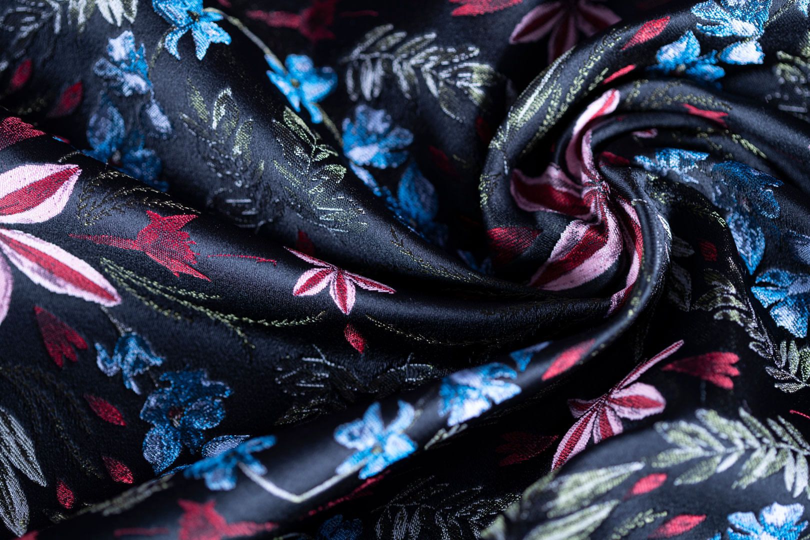 Black, Red Polyester, Silk Apparel Fabric UN001223