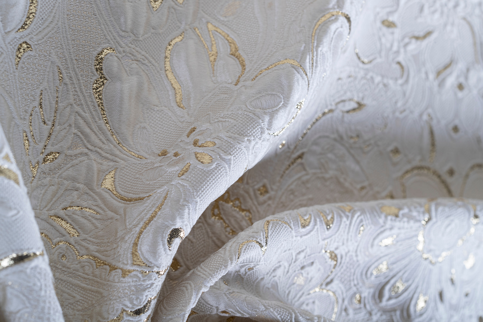 White Polyester, Silk Apparel Fabric UN001225