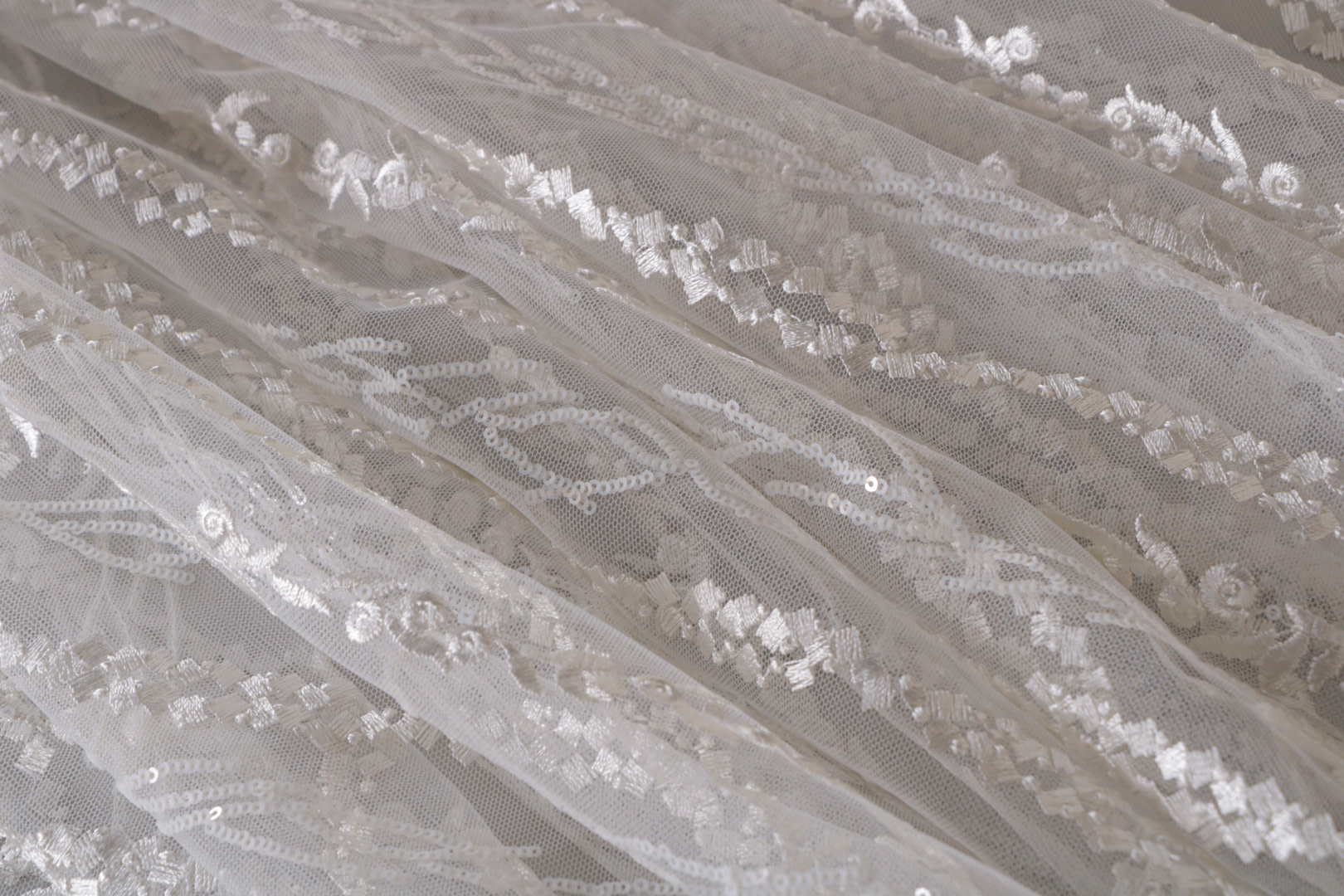 Tessuto Paillettes Bianco in Poliestere per Abbigliamento UN001282