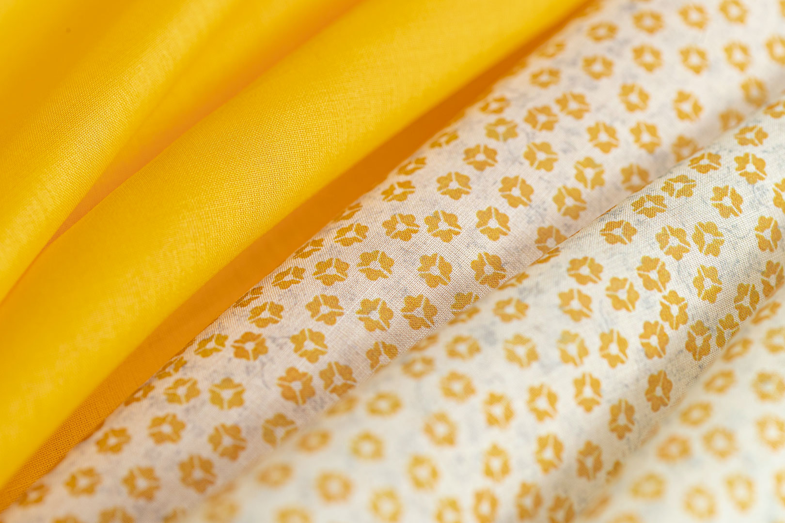 Tessuto in mussola di cotone giallo per abbigliamento