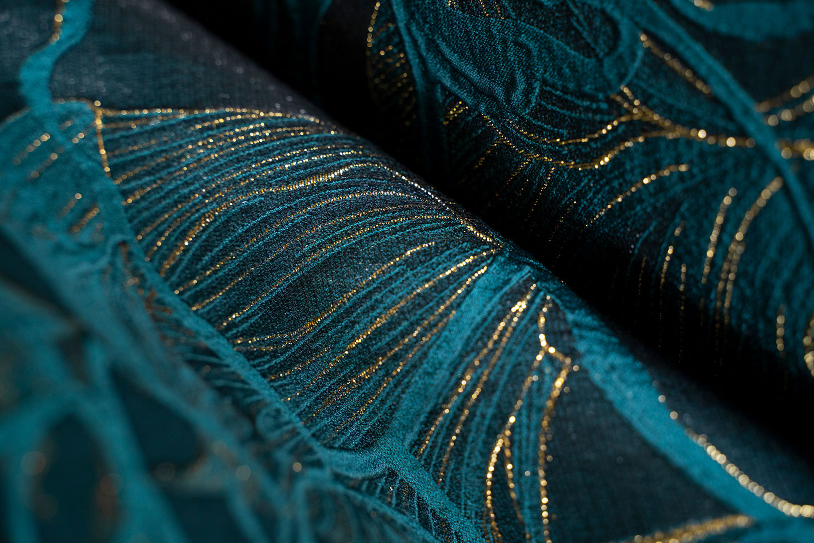 Silk-blend jacquard fabric with embossed foliage decoration | new tess