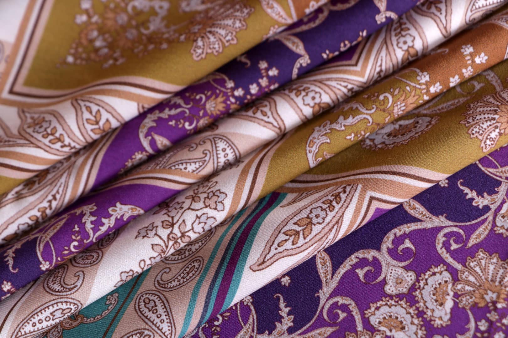 Tessuto Giallo, Multicolore, Nero, Viola in Seta per abbigliamento