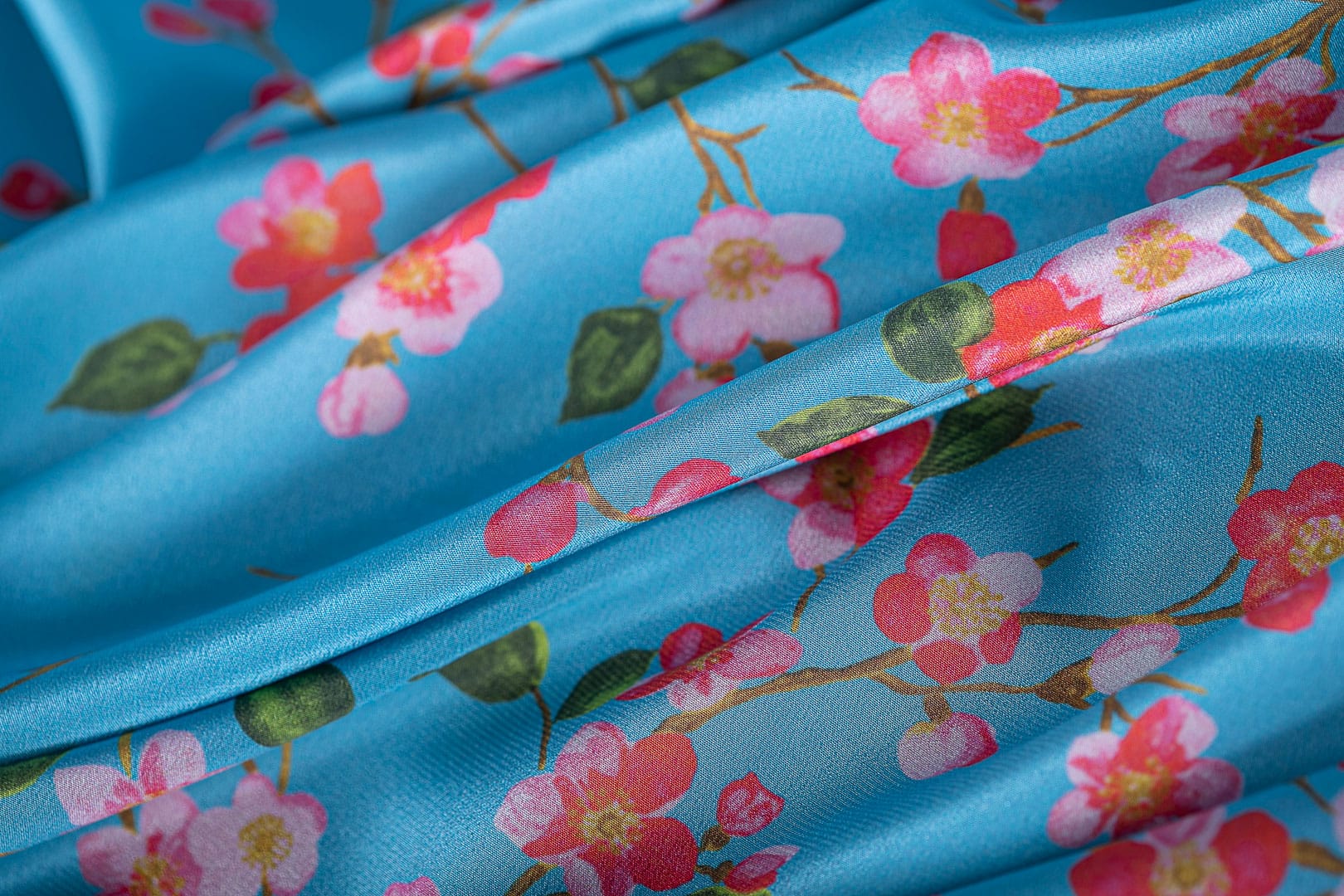 Tissu en soie imprimée à motif floral | new tess