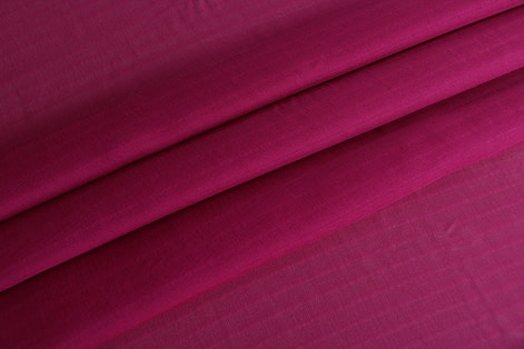 Tissu satin de soie pêche imprimé champêtre fait en Italie