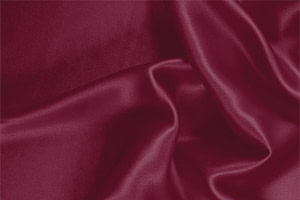 Tessuto Crêpe Satin Viola Cerise in Seta per Abbigliamento UN000164