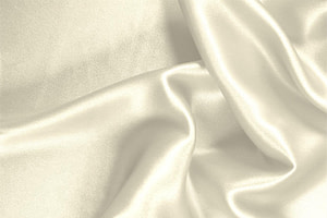 Tessuto Crêpe Satin Bianco Latte in Seta per Abbigliamento UN000139