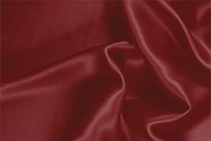 Tessuto Crêpe Satin Rosso Amaranto in Seta per Abbigliamento UN000161