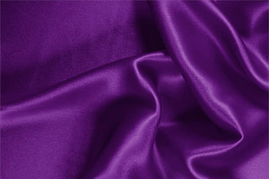 Tessuto Crêpe Satin Viola Mirtillo in Seta per Abbigliamento UN000176