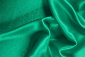 Tessuto Crêpe Satin Verde Bandiera in Seta per Abbigliamento UN000192