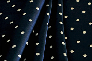 Tissu satin envers de soie avec petits pois blancs sur fond bleu