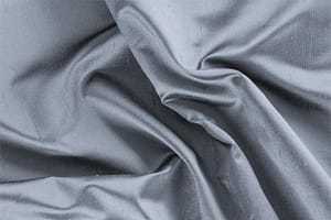 Tessuto Raso Shantung Blu Nuvola in Seta per abbigliamento