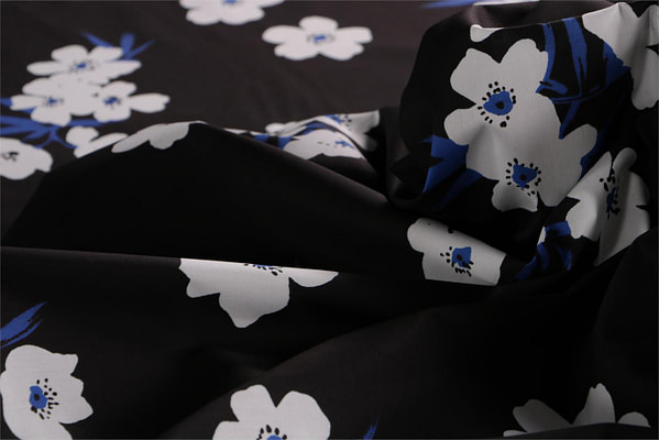 Tessuto floreale in popeline di cotone stampato su fondo nero | new tess