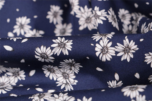 Tessuto floreale in popeline di cotone stampato su fondo blu | new tess
