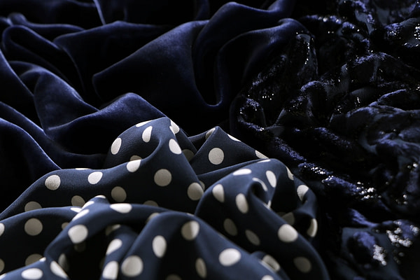 Velours bleu en soie et viscose pour l'habillement et la mode | new tess