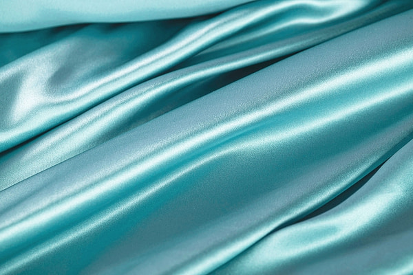 Tessuto Crêpe Satin Blu Onda in Seta per Abbigliamento UN000191