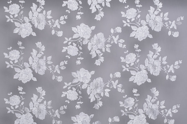 Tulle blanc brodé de motifs floraux | new tess